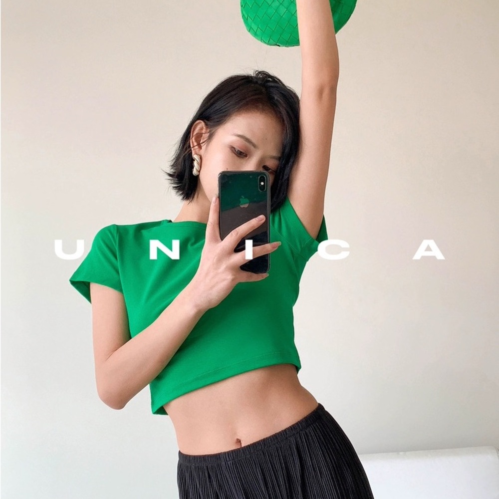 UNICA Cross-Back Slim Fit Cropped Tee
